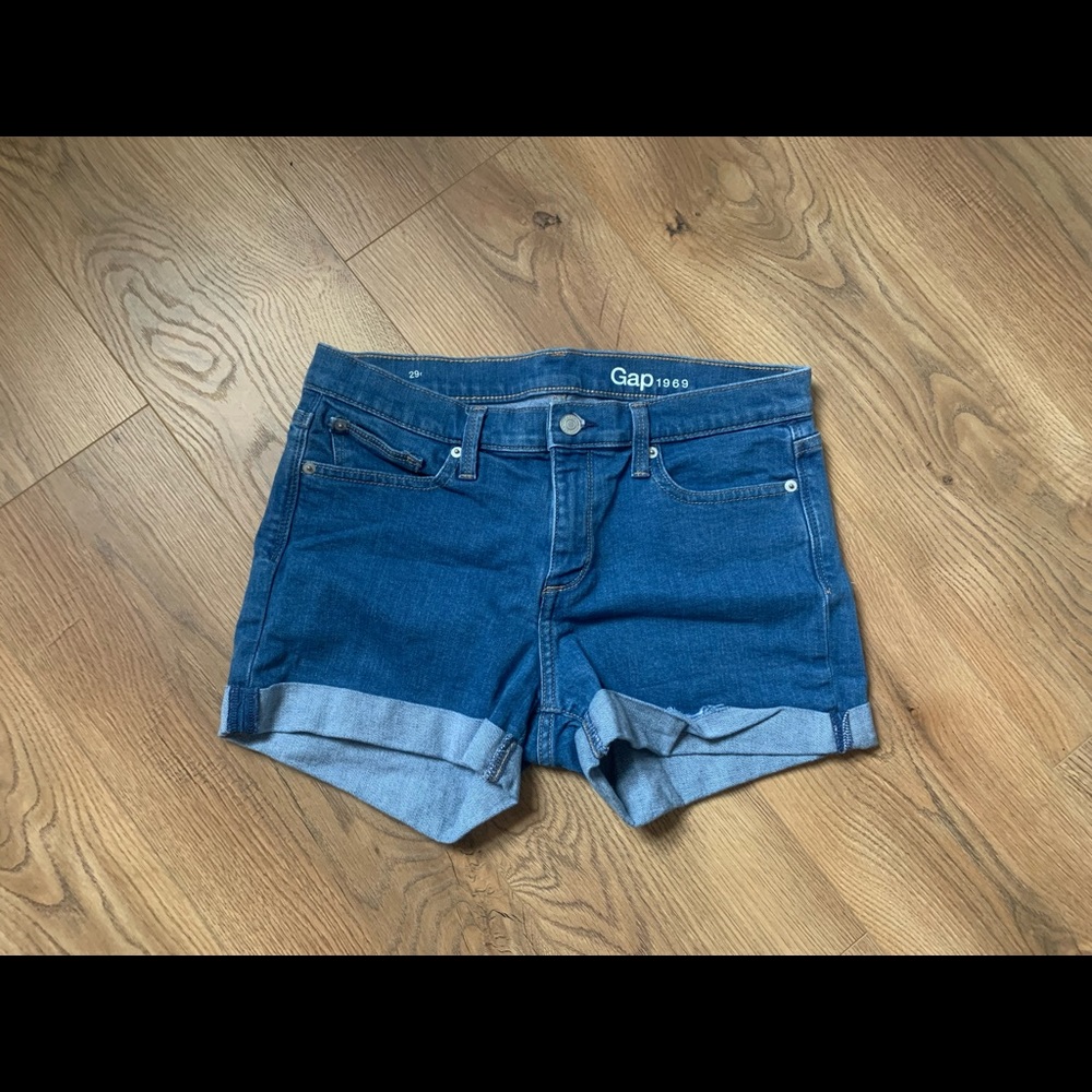 Gap Jean shorts with cuffed hem. Like new condition. Size 29r.